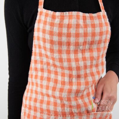Tablier à carreaux orange et beige.