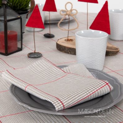 Serviette beige metis à carreaux rouge.