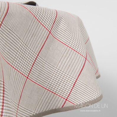 Nappe rouge ronde avec 1cm. du bord.