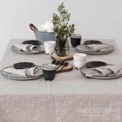 Nappe naturelle de lin en ajoure.