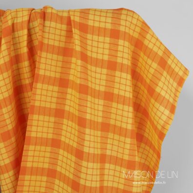 Tissu orange et jaune en lin à carreaux.