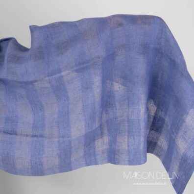 Lin ajouré à carreaux bleu violet.