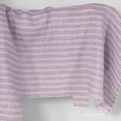 Tissu violet lin à carreaux.