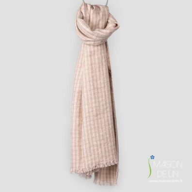 Écharpe rose pâle à carreaux sur le fonde blanc.