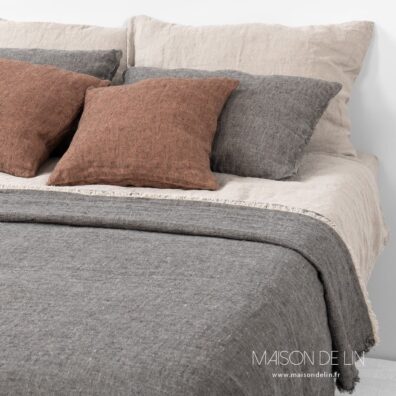 Dessus de lit gris anthracite en lin lave a rombs.