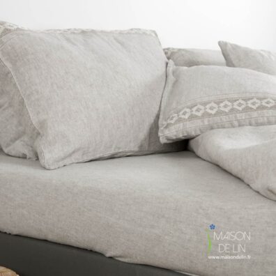 Linge de lit drap beige.