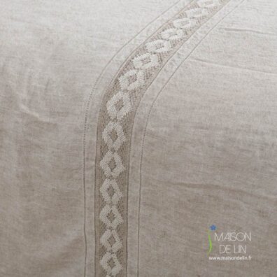 Linge de lit beige housse de couette beige avec des dentelles.