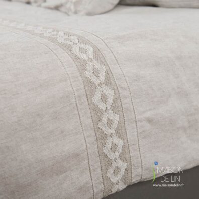Linge de lit beige housse de couette beige avec des dentelles.