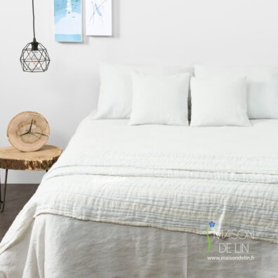 Linge de lit bleu de lin coton.