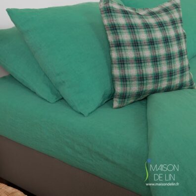 Linge de lit vert d`eau drap lin lavé.