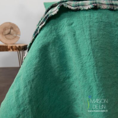 Linge de lit vert d`eau lin lavé.