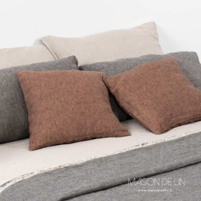 Housse de coussin lin lavé brun.