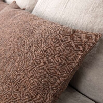 Housse de coussin lin lavé brun.