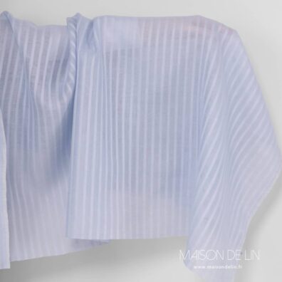 Lin ajouré, couleur bleu violet.