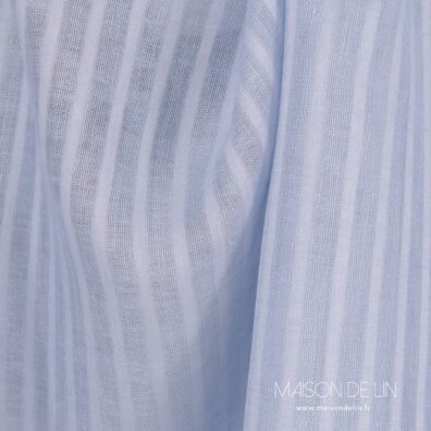 Lin ajouré en melange des couleurs bleu clair et bleu gris.