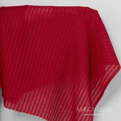 Tissu lin ajouré rouge.