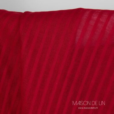 Tissu ajouré au mètre, composition 100% lin en couleur rouge.