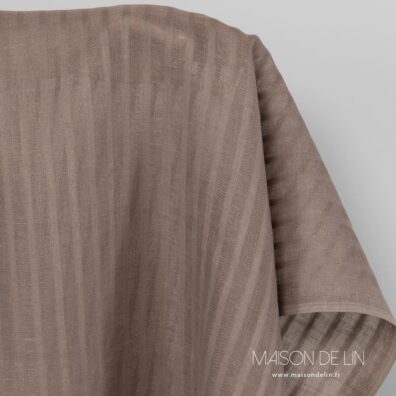 Tissu lin taupe transparent en rayures ajourées verticales.