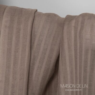 Tissu lin taupe transparent en rayures ajourées verticales.