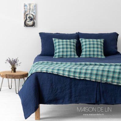 Linge de lit bleu nuit de lin lave.