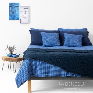 Linge de lit vichy bleu en lin lave.
