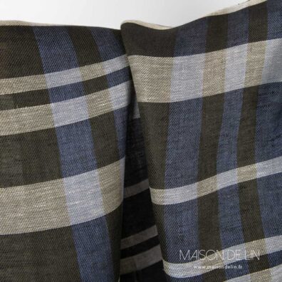 Tissu lin à carreaux en couleurs bleu gris foncé et vert de mousse, blanc, noir et beige.