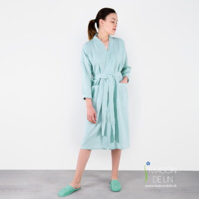 Peignoir kimono femme en couleur menthe en rayures fines blanches.