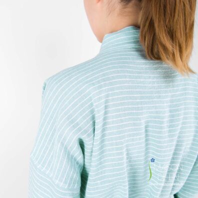 Peignoir kimono femme en couleur menthe en rayures fines blanches en verso.