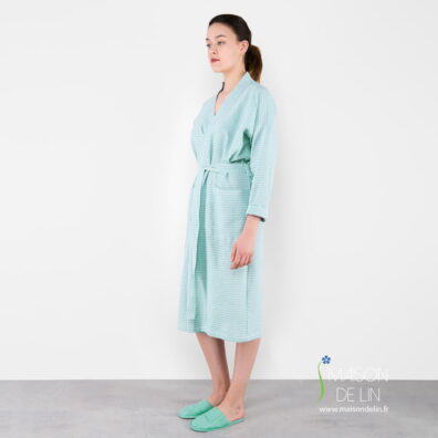 Peignoir kimono femme en couleur menthe en rayures fines blanches avec poches et ceinture.