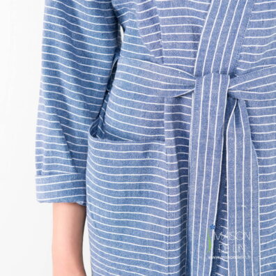 Peignoir kimono lin coton en couleur bleu en rayures fines blanches avec poches et ceinture.