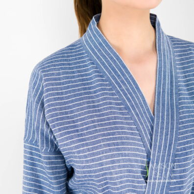 Peignoir kimono lin coton en couleur bleu en rayures fines blanches avec poches et ceinture.