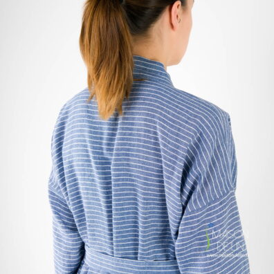 Peignoir kimono lin coton en couleur bleu en rayures fines blanches en verso.