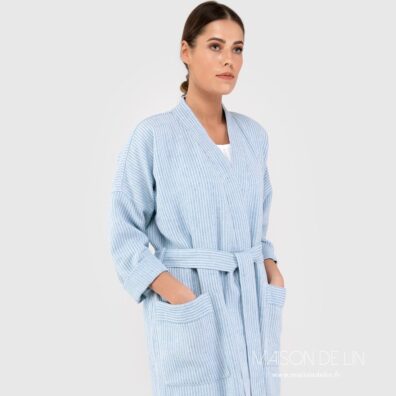 Peignoir bleu ciel de lin coton en couleur bleu clair en rayures avec ceiture.