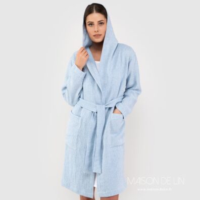 Peignoir a capuche kimono bleu clair.