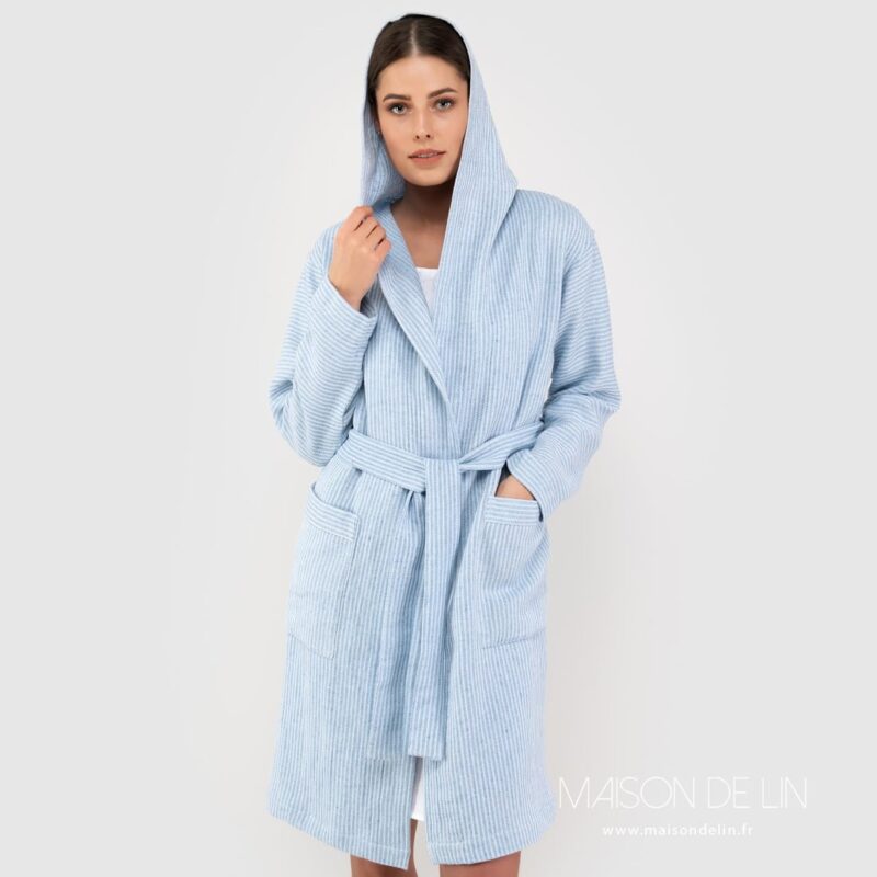 Peignoir a capuche kimono bleu clair.