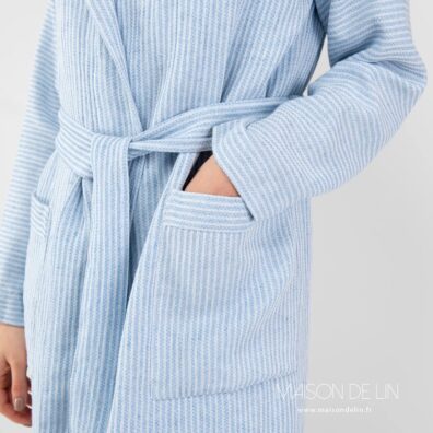 Peignoir a capuche kimono bleu clair avec des poches.