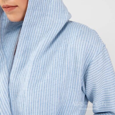Peignoir a capuche kimono bleu clair.