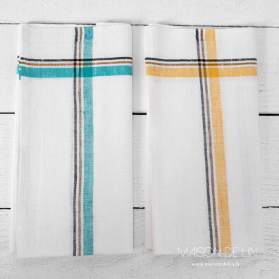 Torchon blanc. Disponible en taille 50cm x 70cm. ourlet simple de deux côtés.