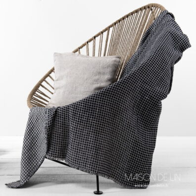 Plaid lin coton lavé  noir à mini carreaux noir. Il a des franges de 1,5cm.