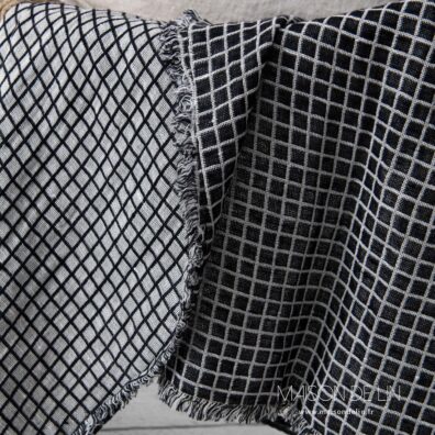 Plaid lin coton lavé  noir à mini carreaux blanc casse.