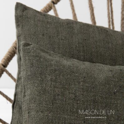 Housse de coussin kaki vert lin lavé, melange des couleurs vert, brun, beige, noir avec fermeture éclair.
