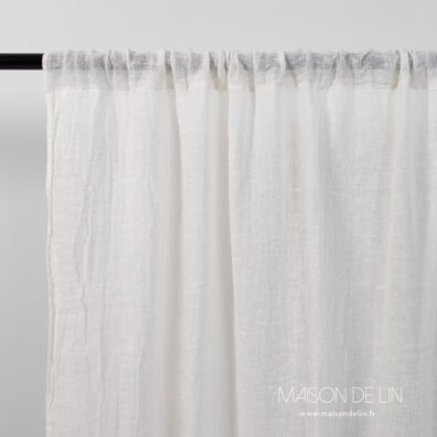 Rideau lin blanc cassé de tissu gaze très clair avec canal.