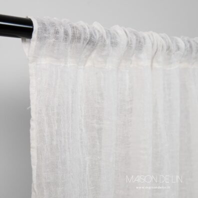 Rideau lin blanc cassé de tissu gaze très clair avec canal.