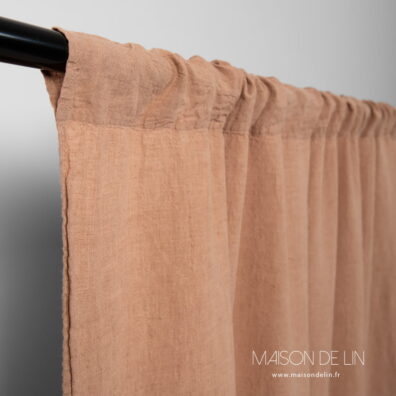 Rideau lin brun en grande largeur de tissu lavé avec canal.