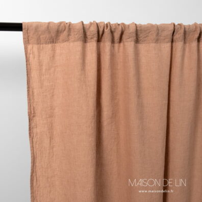 Rideau lin brun en grande largeur de tissu lavé avec canal.