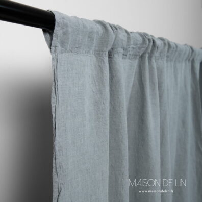 Rideaux lin gris bleu en grande largeur de tissu lavé avec canal.