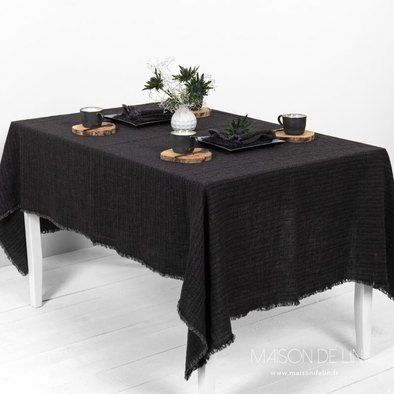 Nappe noir gris en lin lavé en un design fine subtile.