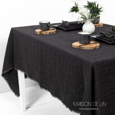 Nappe noir gris en lin lavé en un design fine subtile.