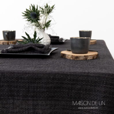 Nappe noir gris en lin lavé en un design fine subtile.
