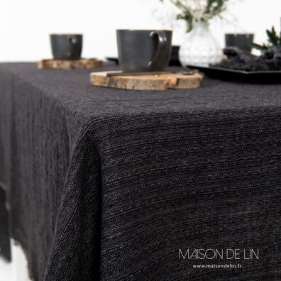 Nappe noir gris en lin lavé en un design fine avec franges.